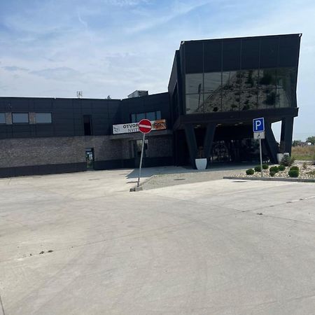 Black Hut Pension&Restaurant *** Dunajská Streda Exterior foto